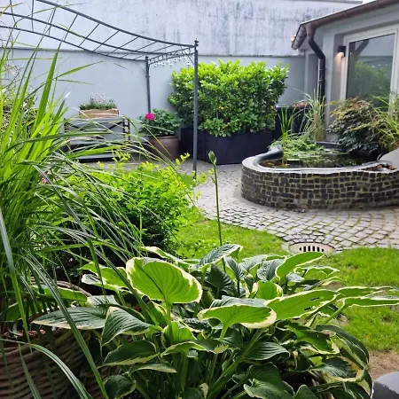 아파트 3 Mit Garten